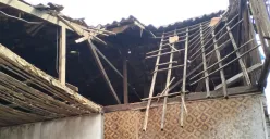 Rumah warga roboh akibat angin kencang di Jalan Deri RT 04 RW 02, Batu Ampar, Kramat Jati, Jakarta Timur, roboh pada Kamis, 8 Mei 2025 dini hari. (Sumber: Dok. BPBD)
