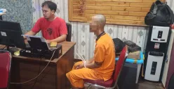 Salah satu tersangka pengedar narkoba menjalani pemeriksaan oleh penyidik Satresnarkoba Polres Serang. (Sumber: Poskota/Rahmat Haryono)
