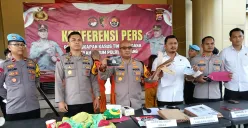 Kapolres Serang AKBP Condro Sasongko menjelaskan menunjukkan barang bukti berkas lamaran pencari kerja yang menjadi korban calo. (Sumber: Poskota/Rahmat Haryono)
