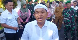 Gubernur Jawa Barat, Dedi Mulyadi, berikan pernyataan terkait larangan siswa bawa HP ke sekolah, di Rindam III/Siliwangi, Dodik Bela Negara, Lembang Kabupaten Bandung Barat. (Sumber: Poskota/Gatot Poedji Utomo)