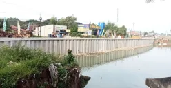 Kali Sepak Gabus di perbatasan Desa Srimukti dan Srijaya, Kabupaten Bekasi, terlihat berbeda seusai bangunan liar di sekitar ditertibkan, Kamis, 8 Mei 2025. (Sumber: Poskota/Nurpini Aulia Rapika)
