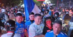 Wagub Jawa Barat, Erwan Setiawan turut meramaikan konvoi perayaan Persib juara bersama para bobotoh. (Foto: Dok. Humas Pemprov Jabar)