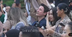 Nino Fernandez dan Steffi Zamora saat berada di akad nikah Luna Maya. (Sumber: YouTube/Luna Maya)