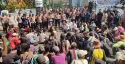 Ratusan massa berunjuk rasa di depan Kantor DPRD Kabupaten Pandeglang, Kamis, 8 Mei 2025. (Sumber: Poskota/Samsul Fatoni)