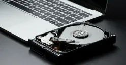 Pilih penyimpanan yang lebih baik, antara SDD dan HDD. Dan bagaimana cara upgradenya. (Sumber: freepik.com)
