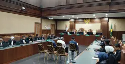 Sidang tiga hakim penerima suap kasus vonis Gregorius Ronald Tannur di Pengadilan Tindak Pidana Korupsi (Tipikor) Jakarta Pusat, Kamis, 8 Mei 2025. (Sumber: Poskota/Ramot Sormin)