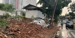 Lokasi tanggul atau tembok pembatas yang jebol saat hujan deras di kawasan Kalibata, Pancoran, Jakarta Selatan, Kamis, 8 Mei 2025. (Sumber: Poskota/Pandi Ramedhan)