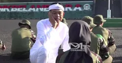 Dedi Mulyadi berbincang dengan siswi yang ikuti program pendidikan di barak militer, ternyata ini alasannya. (Sumber: YouTube/Dedi Mulyadi Channel)