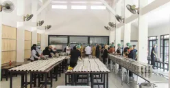 Pemkot Bogor bersama Dinkes tengah mengambil sampel makanan di Dapur Bosowa Bina Insani. (Sumber: Dok. Pemkot Bogor)