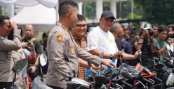 Bupati Bogor, Rudy Susmanto mengenakan kaos putih dan bertopi setelah menggelar konferensi pers kasus premanisme di Mapolres Bogor, Jumat, 9 Mei 2025. (Sumber: Dok. Pemkab Bogor)