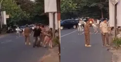 Momen sejumlah petugas Satpol PP di Makassar diserang oleh manusia silver menggunakan batu hingga busur. (Sumber: Tangkap Layar Instagram/@funnelmedia)