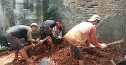 Proses penguburan kembali jasad Soleh Darmawan, 24 tahun, setelah dilakukan ekshumasi oleh Polda Metro Jaya dan Tim Forensik RS Polri Kramat Jati dan RS Bhayangkara Polri. (Sumber: Poskota/Nurpini Aulia Rapika)