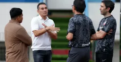 Pelatih Timnas Indonesia U-23, Gerald Vanenburg hadiri sesi latihan Persis Solo untuk memantau pemain. (Foto: ligaindonesiabaru.com)