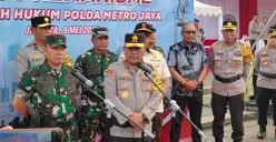 Kapolda Metro Jaya, Irjen Karyoto, sesaat setelah memimpin apel siaga anti premanisme Polda Metro Jaya di Monumen Nasional (Monas), Jakarta Selatan, Jumat, 9 Mei 2025. (Sumber: Poskota/Ali Mansur)