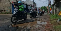 Bertahun-tahun Jalan Masjid Al - Muhajirin, Kp Bulak Utara, Kelurahan Cinangka, Kecamatan Sawangan, Kota Depok, ini mengalami kerusakan cukup parah dan banyak meminta korban. (Sumber: Poskota/Angga Pahlevi)