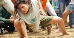 First look Maudy Ayunda dalam film Para Perasuk yang tampil kerasukan. (Sumber: X/@WatchmenID)