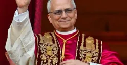 Paus Leo XIV menyampaikan berkat perdana sebagai Paus dari balkon Basilika Santo Petrus. (Sumber: Instagram)
