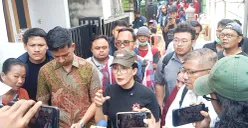 Rieke Diah Pitaloka, anggota Komisi VI DPR RI, menyambangi Kediaman Soleh Darmawan di Jakasampurna, Bekasi Barat. (Sumber: Poskota/Nurpini Aulia Rapika)