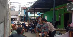 Sejumlah orang berkumpul di rumah keluarga Soleh Darmawan, pemuda asal Bekasi yang diduga menjadi korban TPPO. (Sumber: Poskota/Nurpini Aulia Rapika)