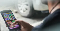 Warga tengah asyik bermain judi online (judol). PPATK mencatat transaksi judi online di Jakarta menjadi salah satu yang tertinggi dari 38 provinsi di seluruh Indonesia (Sumber: Poskota/Bilal Nugraha Ginanjar)
