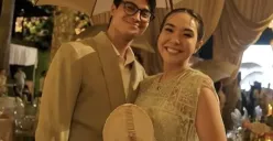 Gisella Anastasia dan Cinta Brian saat menghadiri pesta pernikahan Luna Maya dan Maxime Bouttier, menimbulkan spekulasi publik tentang hubungan mereka yang diduga lebih dari sekadar pertemanan. (Sumber: YouTube/Luna Maya)
