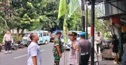 Polres Metro Jakarta Pusat menertibkan bendera organisasi masyarakat (ormas) dalam operasi Brantas Jaya 2025, Jumat, 9 Mei 2025. (Sumber: Dok. Polres Jakarta Pusat)