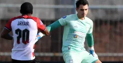 Nadeo Argawinata melakukan penyelamatan dramatis usai menggagalkan tendangan penalti Lulinha di menit akhir dalam laga Madura United vs Borneo FC di pekan 32 Liga 1 2024-25. (Sumber: Instagram @borneofc.id)
