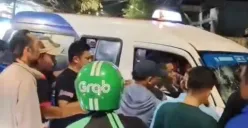 JakLingko tabrak sejumlah kendaraan di wilayah Cengkareng, Jakarta Barat, Jumat, 9 Mei 2025 malam. (Sumber: Dok. Warga)