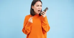 Ilustrasi seseorang menerima panggilan dari pihak pinjol karena nomornya dijadikan kontak darurat tanpa izin. (Sumber: Freepik)