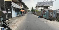 Lokasi JakLingko menabrak sejumlah kendaraan roda dua hingga menyebabkan delapan orang luka-luka di Jalan Bangun Nusa, Cengkareng, Jakarta Barat. (Sumber: Poskota/Pandi Ramedhan)