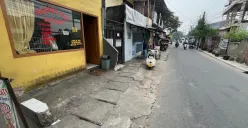 Suasana TKP JakLingko tabrak sejumlah kendaraan di wilayah Cengkareng, Jakbar, pada Sabtu, 10 Mei 2025. (Sumber: Poskota/Pandi Ramedhan)