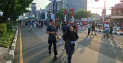 Warga Depok berolahraga di CFD menggunakan dua jalur di Margonda, Minggu Pagi, 11 Mei 2025. (Sumber: Poskota/Angga Pahlevi)