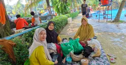 Jubaedah, 60 tahun, (kanan) bersama keluarga mengisi waktu kosong libur panjang dengan berwisata ke Putri Duyung Waterboom Bedahan, Sawangan, Kota Depok, Minggu pagi, 11 Mei 2025. (Sumber: Poskota/Angga Pahlevi)