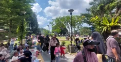 Alun-alun Kota Bogor Dipadati Ribuan Pengunjung pada Libur Panjang Waisak 2025. (Sumber: Poskota/Sekar Putri Andini)