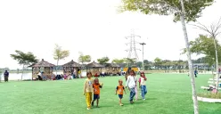 Suasana Danau Ketapang Desa Hurip Jaya, Kecamatan Babelan, Kabupaten Bekasi terlihat ramai pengunjung meski belum resmi dibuka, Minggu, 11 Mei 2025. (Sumber: Poskota/Nurpini Aulia Rapika)