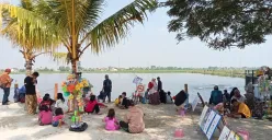 Kondisi Danau Pasir Putih, Kedung Pengawas, Kecamatan Babelan, Kabupaten Bekasi sudah mulai ramai pengunjung sejak Minggu, 11 Mei 2025, pagi hari. Mereka ada yang memancing, bermain pasir hingga membeli kuliner. (Sumber: Poskota/Nurpini Aulia Rapika)