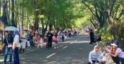 Suasana Car Free Day di Tugu Adipura Kota Tangerang dipenuhi ratusan warga pada Minggu, 11 Mei 2025. (Sumber: Poskota/Primayanti Manulu)