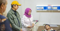 Wali Kota Bogor, Dedie A. Rachim, bersama Kepala BGN, Dadan Hindayana, menjenguk para siswa yang di rawat di RSUD Bogor akibat keracunan MBG. (Sumber: Humas Pemkot Bogor)
