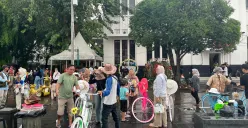 Penyewaan sepeda ontel di Kota Tua, ramai diminati pengunjung, Minggu 11 Mei 2025. (Sumber: Poskota/Pandi Ramedhan)
