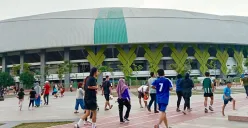 Taman Plaza Patriot Candrabhaga, Kota Bekasi diminati masyarakat yang ingin olahraga dan buat konten. Minggu 11 Mei 2025. (Sumber: Poskota/Nurpini Aulia Rapika)