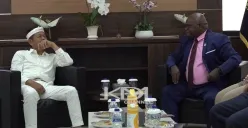 Momen pertemuan Gubernur Jawa Barat, Dedi Mulyadi dengan Menteri Hukum dan HAM, Natalius Pigai. (Sumber: YouTube/Dedi Mulyadi Channel)