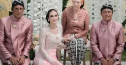 Ismael Dully tampil anggun dengan beskap pink saat mendampingi Luna Maya dalam prosesi siraman pernikahan di Bali. (Sumber: Instagram)