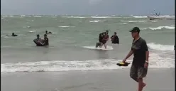 Proses evakuasi penumpang Kapal Tiga Putra yang terbalik dan tenggelam saat mengangkut wisatawan dari Pulau Tikus menuju daratan sebanyak 7 wisatawan dinyatakan tewas. (Sumber: Capture Instagram @evaastijayanti88)