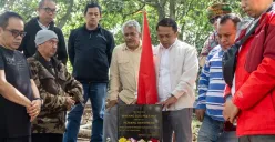 Sejumlah Aktivis 98 Bandung ziarah ke makam Hafidin Royan, pahlawan reformasi Tragedi Trisakti 1998, untuk mengenang perjuangannya. (Sumber: Dok Presidium Aktivis 98 Kota Bandung)