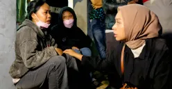Wakil Bupati Garut Luthfianisa Putri Karlina langsung mendatangi RSUD Pameungpeuk menenangkan salahsatu keluarga korban peledakan amunisi milik TNI di Pantai Garut Selatan. (Sumber: Dok Instagram @putrikarlina)