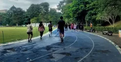 Sejumlah warga bogor berolahraga di Lapangan Sempur, Kota Bogor, Senin, 12 Mei 2025. (Sumber: Poskota/Sekar Putri Andini)