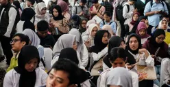 Pencari kerja melihat lowongan pekerjaan di salah satu stan perusahaan di GOR Kemayoran, Jakarta, Selasa, 6 Mei 2025. (Sumber: Poskota/Bilal Nugraha Ginanjar)