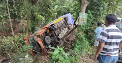 Bus pariwisata yang terlibat lakalantas di Cikedal, Pandeglang, saat ini masih di dalam parit dengan kondisi rusak parah. (Sumber: Poskota/Samsul Fatoni)