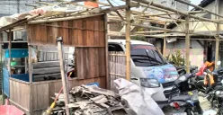 Sejumlah bangunan masih dalam keadaan rusak setelah angin kencang melanda kawasan Kalideres, Jakarta Barat pada Minggu, 11 Mei 2025. (Sumber: Poskota/Muhammad Tegar Jihad Al Faruq)