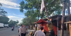 Petugas menertibkan atribut ormas di wilayah Kota/Kabupaten Tangerang, Senin, 12 Mei 2025. (Sumber: Dok. Humas Polres Metro Tangerang Kota)